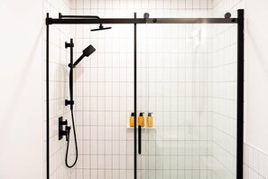 Dusche, Haartrockner, Handtücher, Shampoo