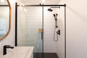 Dusche, Haartrockner, Handtücher, Shampoo