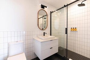 Suihku, hiustenkuivaaja, pyyhkeet