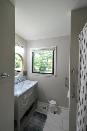Regadera, toallas, papel de baño 
