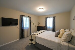 3 bedrooms, desk, travel cot, WiFi