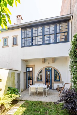 Outdoor dining - VIVA Boavista Vintage House (Porto)