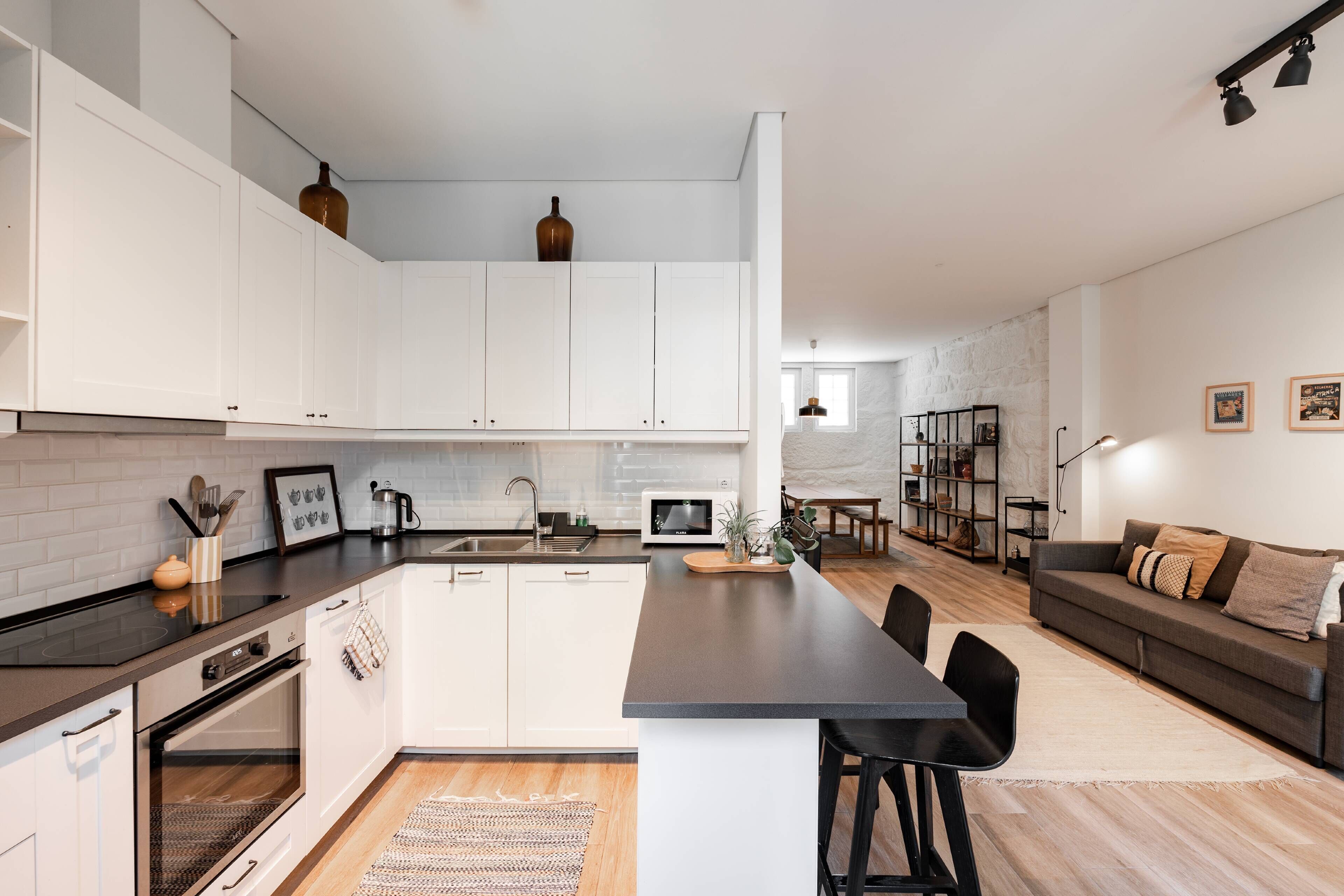 Køleskab, mikrobølgeovn, ovn, kogeplade