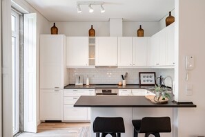 Frigorífico, microondas, horno y placa de cocina