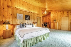 6 bedrooms, desk, iron/ironing board, travel cot