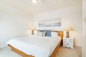 6 bedrooms, desk, iron/ironing board, travel crib - Jack's Lake Retreat - Perfect for multi-families! (Golden Valley)