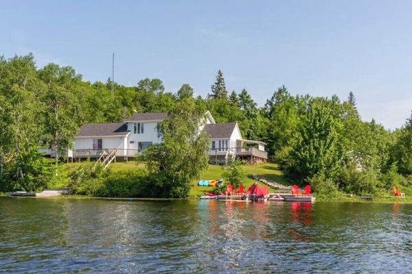 outside view of entire cottage (cottage building is over 100 feet wide!).