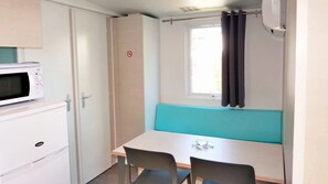 Fridge, microwave, stovetop - Camping 4 étoiles - Parc aquatique - eebahf (Hyères)