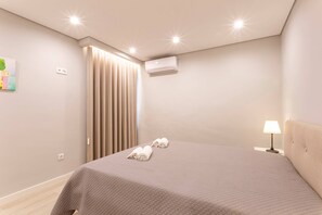 2 bedrooms, iron/ironing board, internet, bed sheets