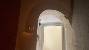 Eine Tür mit Frostglas, oberhalb eine Nummer '40' und darüber ein kleines Fenster.