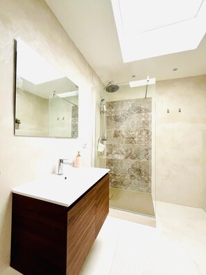 Deluxe Double Room | Bathroom | Shower, hair dryer, towels, shampoo