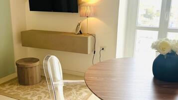 Deluxe-Vierbettzimmer, Stadtblick | Kostenloses WLAN
