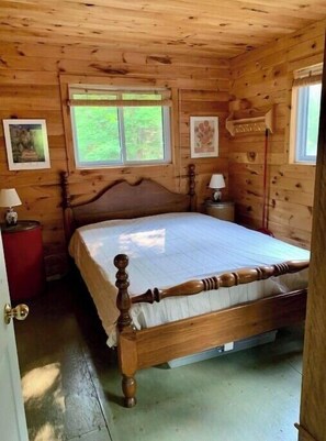 3 bedrooms, desk, bed sheets