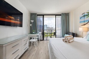 1 chambre, bureau, fer et planche à repasser, lit parapluie