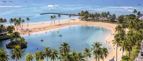 Playa en los alrededores, camastros y toallas de playa