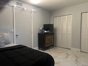 1 habitación, wifi y ropa de cama
