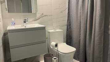 ヘアドライヤー、タオル、トイレットペーパー