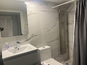 Secador de pelo, toallas, papel higiénico