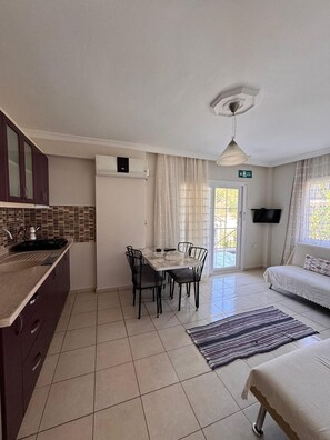 Comfort-Apartment | Essbereich im Zimmer