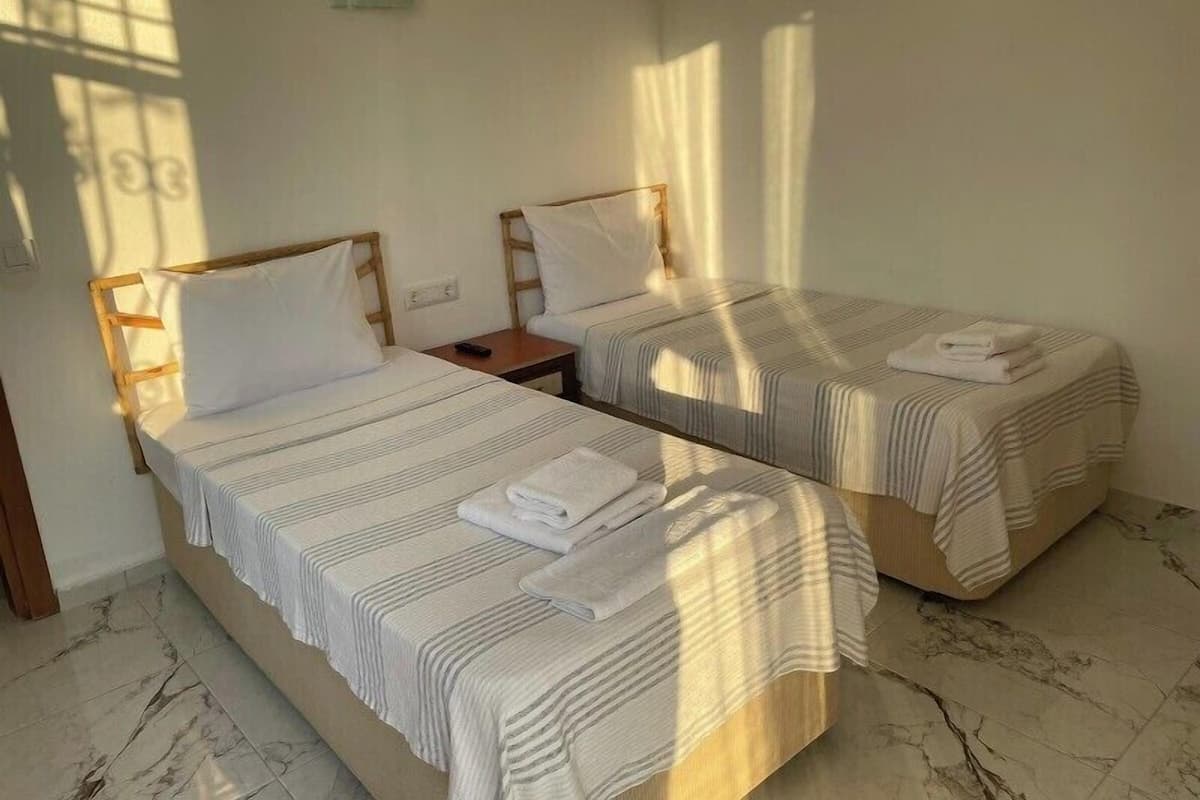 Habitación económica con 2 camas individuales | Ropa de cama de alta calidad, escritorio, tabla de planchar con plancha