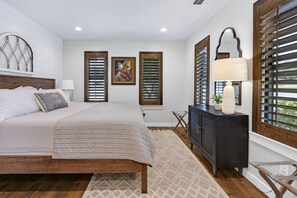 3 bedrooms, iron/ironing board, free WiFi, bed sheets - Coachman Cottage, perfectly charming getaway for families or couples. (Wimberley)