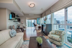 Smart-TV, DVD-spiller, bøker og PC-skjermer