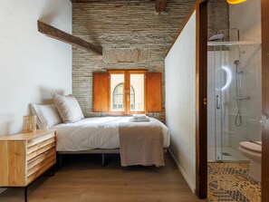 Shower, hair dryer, towels - Calderers El Bou - Holiday Apartment Rental Girona | Bravissimo (Girona)