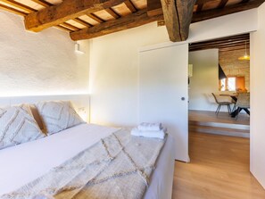 2 habitaciones, tabla de planchar con plancha, internet y ropa de cama
