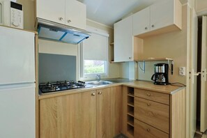 Réfrigérateur, micro-ondes, plaque de cuisson