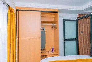 1 quarto, ferros/tábuas de passar roupa, berço de viagem