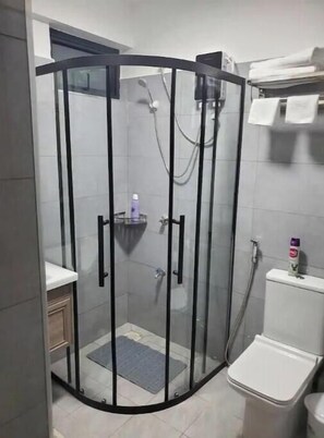 Secador de pelo, toallas, jabón y champú