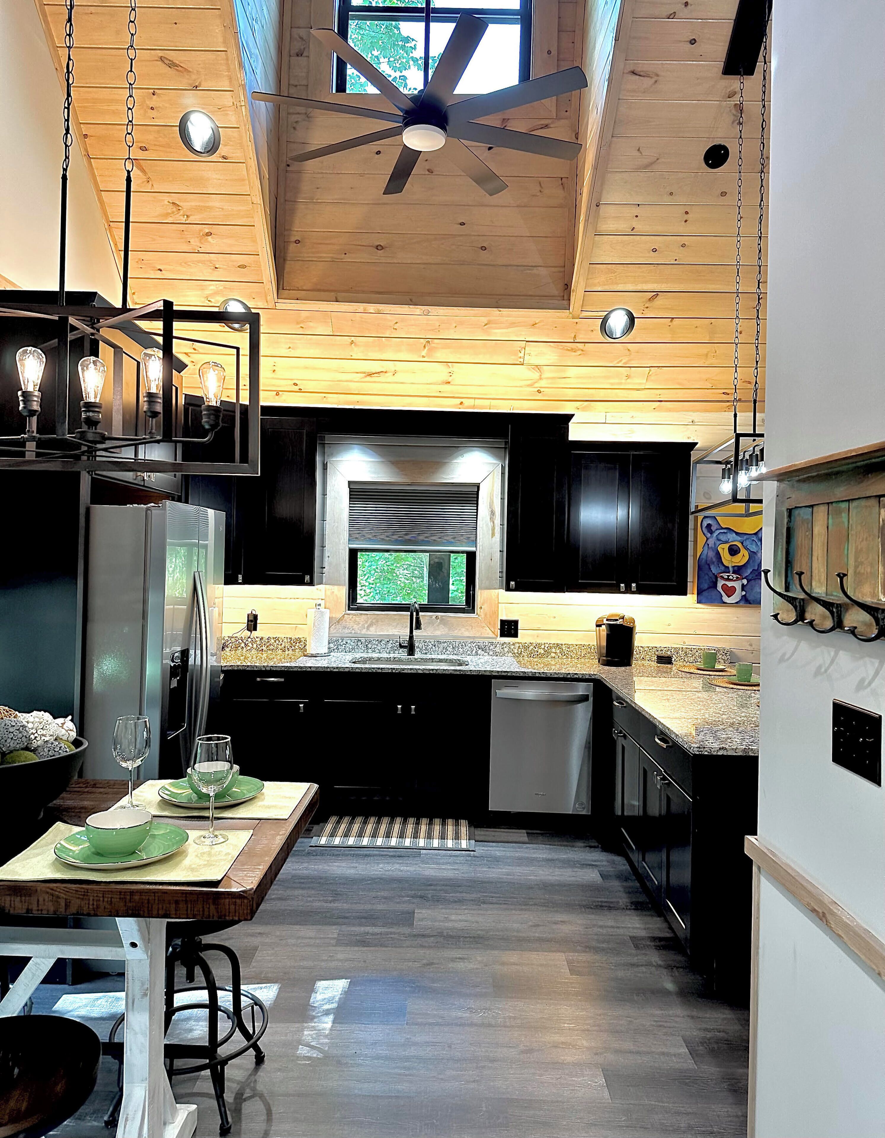 Fly Me to the Moon. 7 minutes to Downtown Gatlinburg!  Cozy 2 bedroom cabin. 