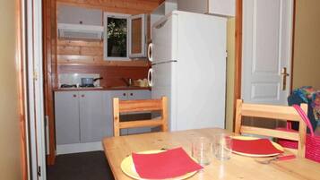 Réfrigérateur, micro-ondes, plaque de cuisson