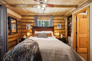 4 bedrooms, desk, iron/ironing board, free WiFi - Rustic Mountain Cabin • 10 Private Acres • Hot Tub • Sauna • Dog-Friendly (Hoodsport)