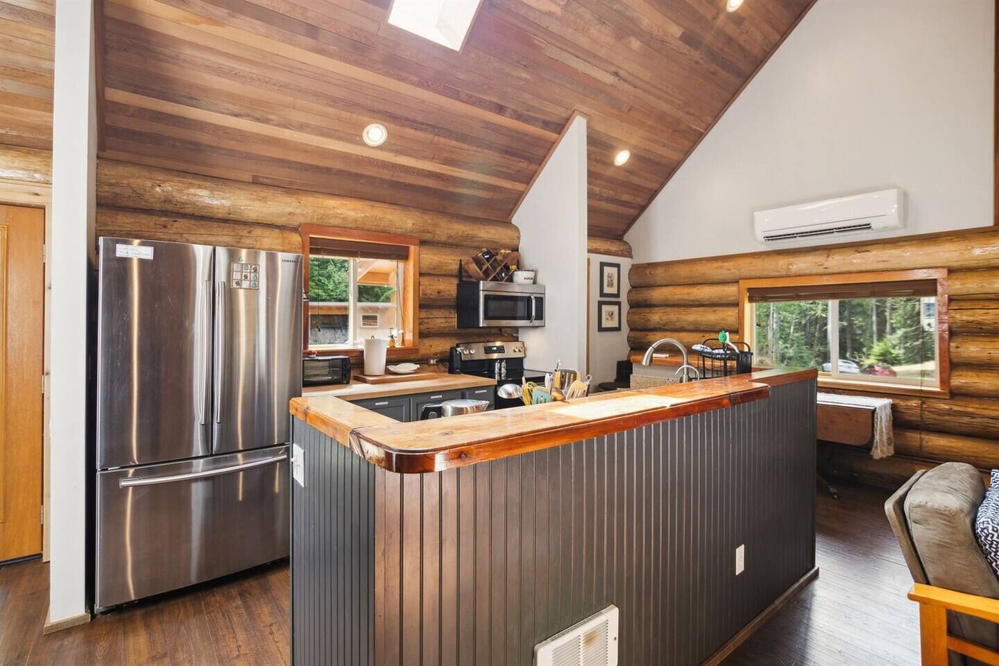 Jääkaappi, mikroaaltouuni, uuni, liesi