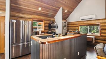 Jääkaappi, mikroaaltouuni, uuni, liesi