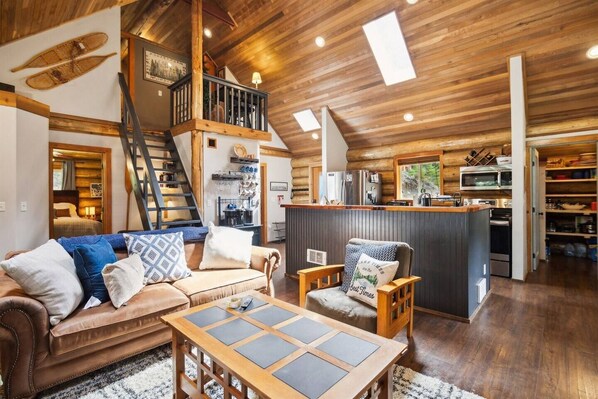 Smart-tv, een open haard, boeken en een muziekbibliotheek