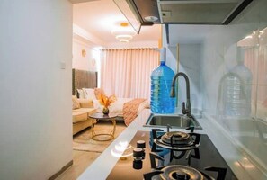 Kylskåp, mikrovågsugn, spishäll och mixer
