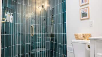 Douche, sèche-cheveux, serviettes fournies, savon