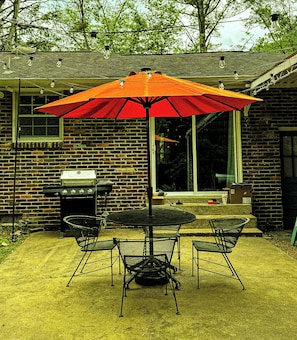 Outdoor dining - 5BR Franklin Retreat w/ Private Studio & Big Yard (Franklin)