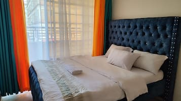 1 dormitorio, tabla de planchar con plancha, wifi y ropa de cama