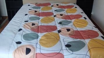 1 slaapkamer, een strijkplank/strijkijzer, beddengoed