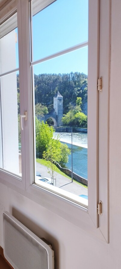 Le Petit Valentré Avec sa Superbe vue sur le Célèbre Pont et la Rivière Lot