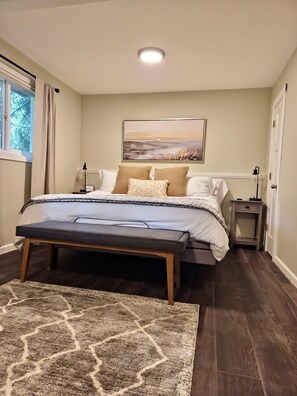 4 chambres, bureau, fer et planche à repasser, lit parapluie