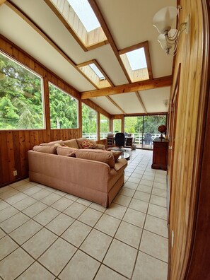 Smart TV, fireplace, table tennis, offices