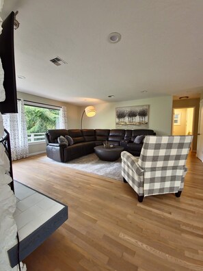 TV connectée, cheminée, table de tennis de table, espaces bureaux