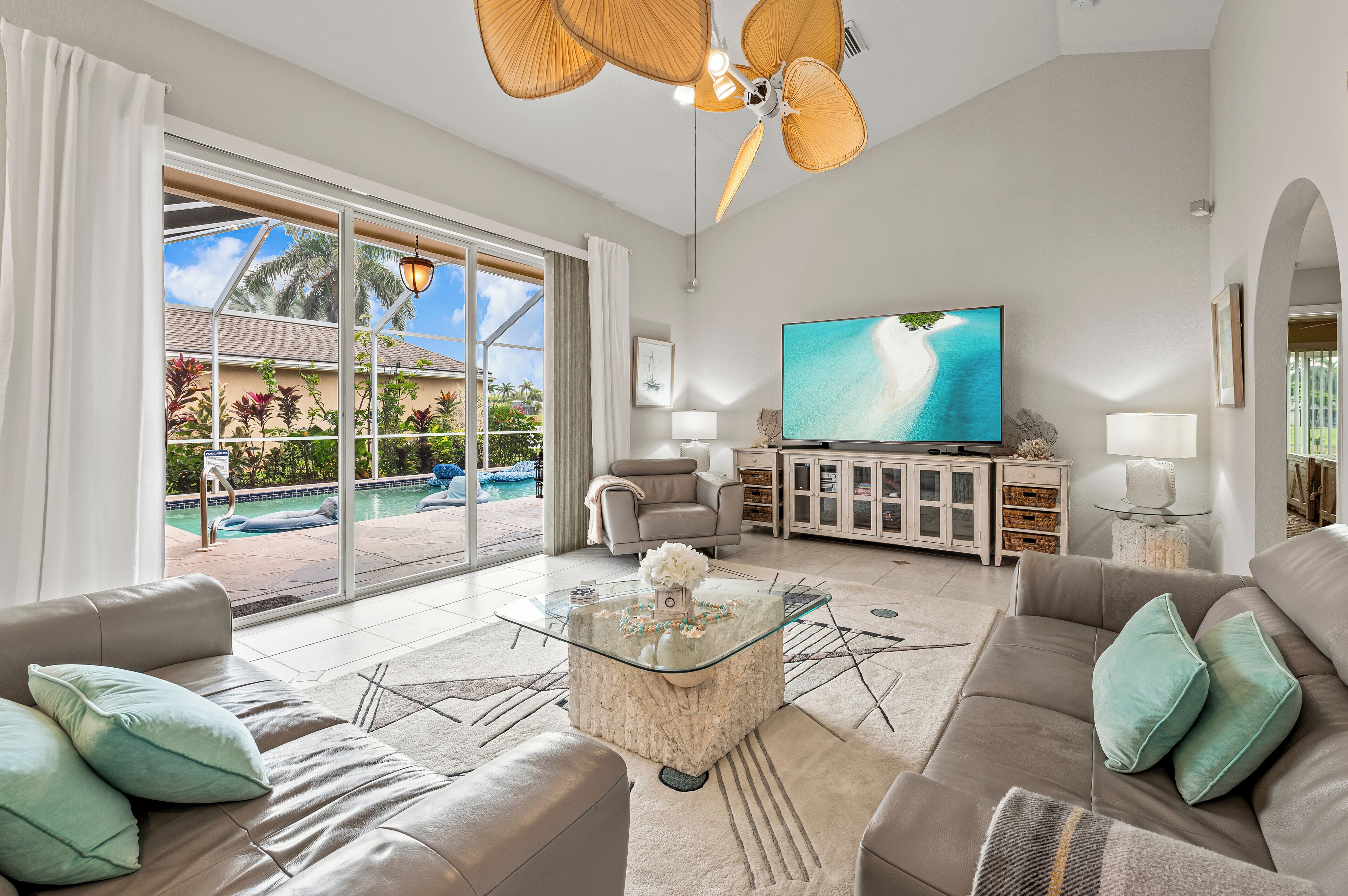 Smart-TV, DVD-spiller, musikkbibliotek og stereoanlegg