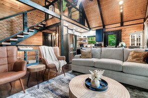 Smart-TV, Kamin, Bücher