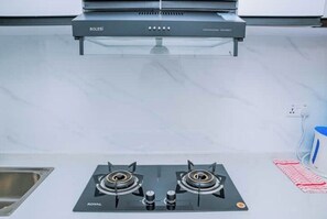 Kjøleskap, mikrobølgeovn, kokeplater og vannkoker