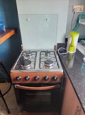 Réfrigérateur, four à micro-ondes, surface de cuisson, mélangeur
